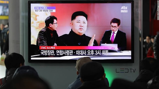 1. Kuzey Kore'de istediğiniz TV kanalını seyretmek yasak. Ülkede sadece Kim Jong-Un propagandası yapan kanallar serbest.