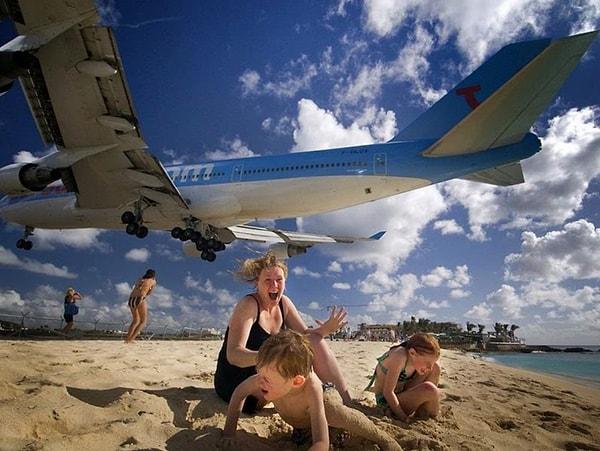 2. Kumsalın hemen ucunda başlayan pistiyle meşhur Princess Juliana Uluslararası Havaalanı