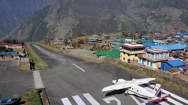 5. Pistin bir ucu dağa, diğer ucu da uçuruma çıkan Himalaya Dağları'nın eteklerindeki Tenzing-Hillary Havaalanı