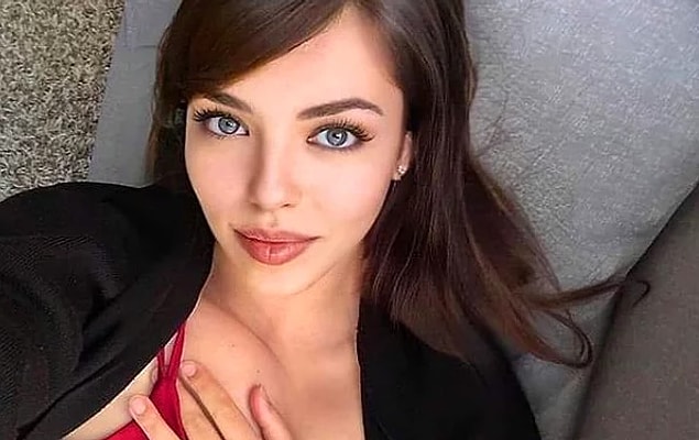 Aygün Aydın’ı hepimiz tanıyoruz. Kendisi Türkiye’nin en zengin ailelerinden biri olan Sabancı’ların veliahtı olan Hakan Sabancı ile bir beraberlik yaşamış,