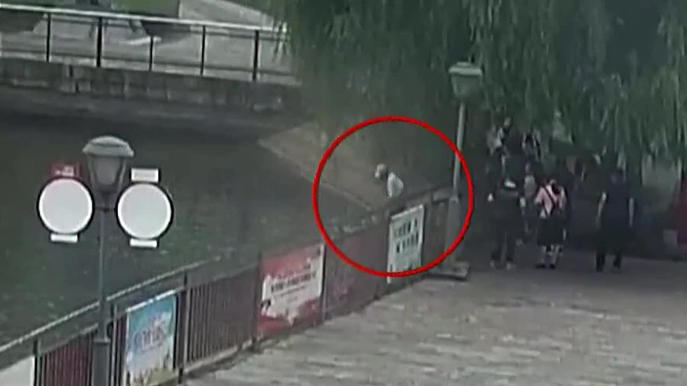 Gölde Boğulmak Üzere Olan Çocuğu Kurtaran Kahraman Adam