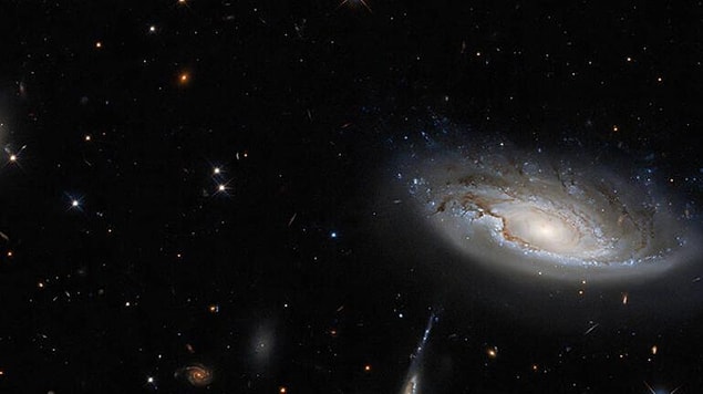 Einstein'ın bile tespiti imkansız dediği bu olayın zorluğunu Iain McDonald şu şekilde açıklıyor: "Gözlemlerimizde bulanık görüşlü, emektar ve rahatsız bir teleskopu halihazırda parlaklığı değişen ışıltılı binlerce yıldızın ve sahamızda süzülen binlerce asteroidin bulunduğu gökyüzünün en kalabalık bölümlerinden birine doğrulttuk."