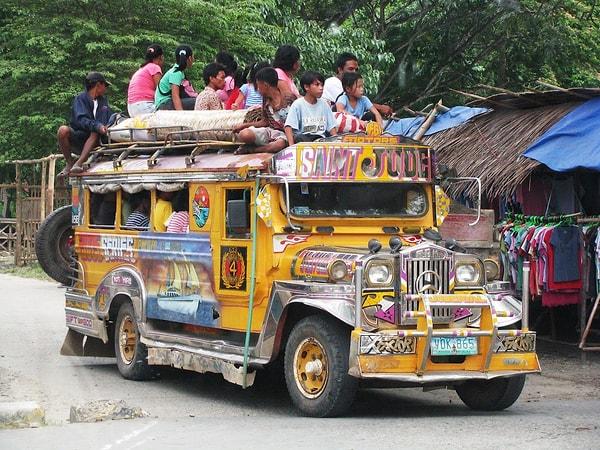 20. Toplu taşıma ile sanatın birleştiği Jeepneylerde gerçekten tüm halk ile diz dize oturabilirsiniz.