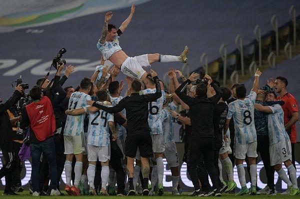Arjantin formasıyla 3 kez Copa America, bir kez de Dünya Kupası finali oynayan Lionel Messi, bu maçların tamamında sahadan boynu bükük ayrılmıştı.