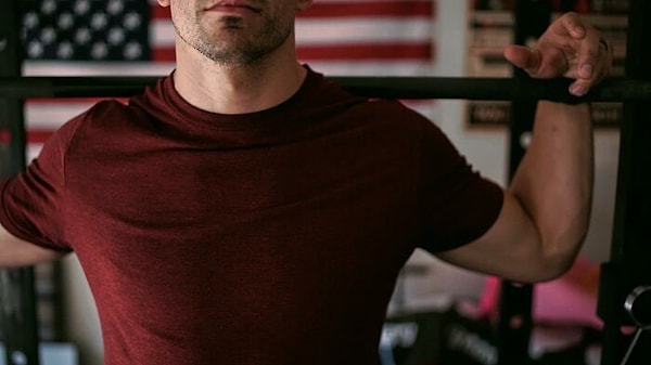 1. Ваш мозг регулирует силу ваших мышц. Если бы мышцы ваших ног сократились в полную силу, они сломали бы бедро