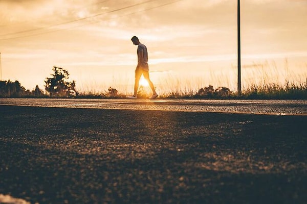 8. Люди биолюминесцентны и светятся в темноте, но излучаемый нами свет в 1000 раз слабее, чем способны уловить наши человеческие глаза