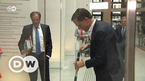 Hollanda Başbakanı Mark Rutte, Elindeki Kahveyi Dökünce Eline Kovayı Alıp Paspas Attı