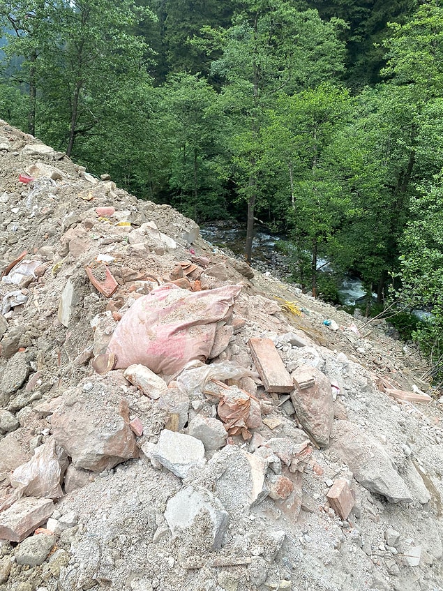 İnşaat atıklarının döküldüğü alandan fotoğraflar 👇