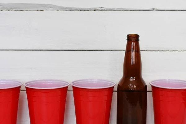 4. Kırmızı içki bardağındaki çizgiler; doğru likör, şarap ve bira porsiyonlarını ölçmek için konulmadılar.