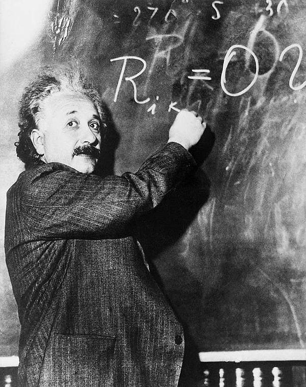 7. Albert Einstein, çocukken matematik dersinde asla başarısız olmadı. Einstein yetişkinliğinde onun çocukken matematikte zorlandığını söyleyen makale gösterildiğinde; "15 yaşımdan önce, diferansiyel ve integral hesabında ustalaşmıştım" yanıtını verdi.