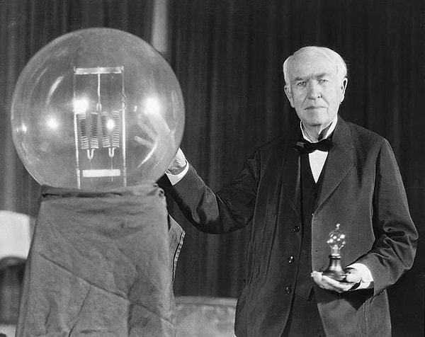 14. Ampulün tek mucidi Thomas Edison değildi. 'Menlo Park, N.J.'deki ilk araştırma ve geliştirme ekibini' bir araya getirdiği için ampulün keşfiyle ödüllendirildi.