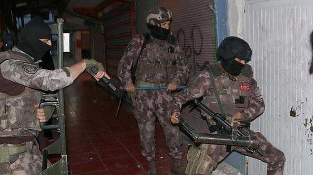 Bekarın kapıyı çekip çıkması gibi bir lüksü yok. Evden çıkarken elli milyon kere "anahtarı aldım mı?" diye düşünmek çok yorucu. Anahtarı unuttuğun anda sıçtın zaten. Evli olan eşini ararken sen mecburen çilingiri arıyorsun.