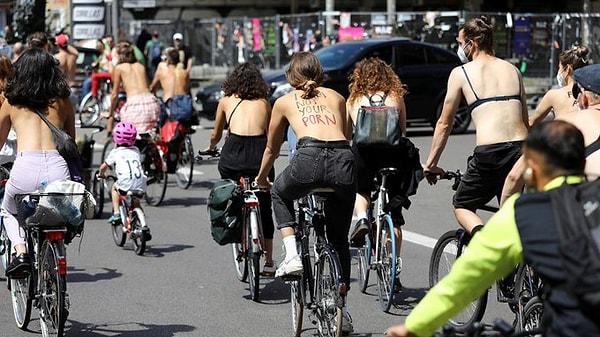 Berlin meydanında düzinelerce insan kadınların kamuya açık su parklarındaki üstsüz gezme yasağını protesto etti.