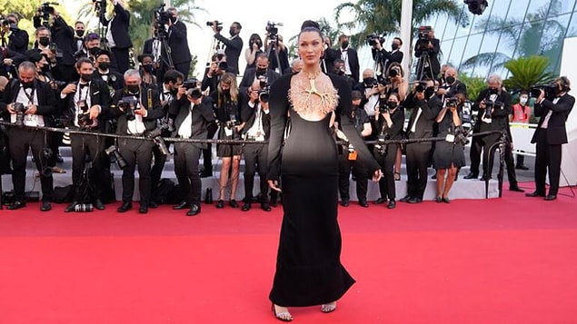Hadid'in akciğer şeklindeki kolye Schiaparelli imzası taşıyor.