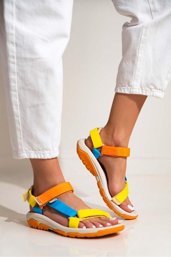 15. Bu sandaletler bu sezon çok moda biliyorsunuz. Rengarenk bantlı sandalet ile etrafa çok güzel bir enerji yayacağınız kesin.