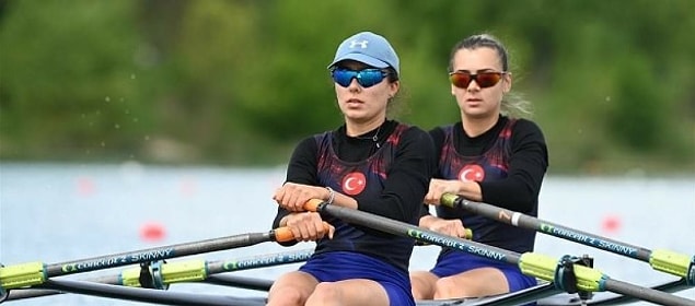 U23 Kürek Dünya Şampiyonası'nda ülkemizi temsil eden Mervenur Uslu ve Elis Özbay, Hafif Kilo Ümit Kadınlar İki Çifte'de dünya şampiyonu olarak Türkiye'yi en iyi şekilde temsil etti.