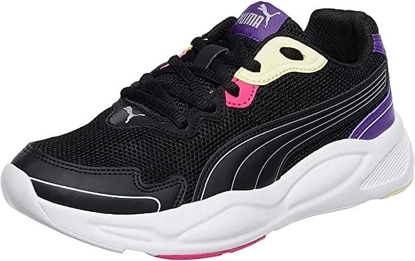 20. Renk detayları ve siyah ana rengi ile çok şık bir Puma spor ayakkabı.