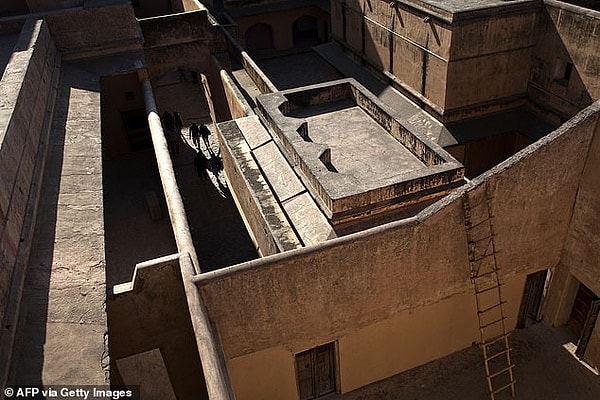 Когда молния ударила возле форта Амер (на фото в 2017 году), люди, как сообщается, делали селфи рядом со сторожевой башней, а некоторые, как сообщается, прыгали на землю после удара.