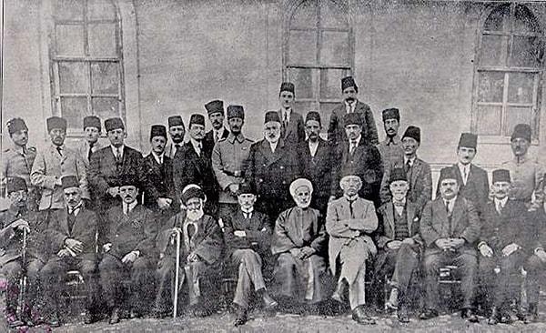10 Mayıs 1921'de TBMM'de Mustafa Kemal Paşa liderliğinde Anadolu ve Rumeli Müdafaa-i Hukuk Grubu (ARMHG) kurulduktan sonra meclisteki milletvekilleri üçe bölünür.