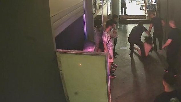 Bunun üzerine görevliler kadınları saçlarından tutup, döverek dışarıya çıkarttı.