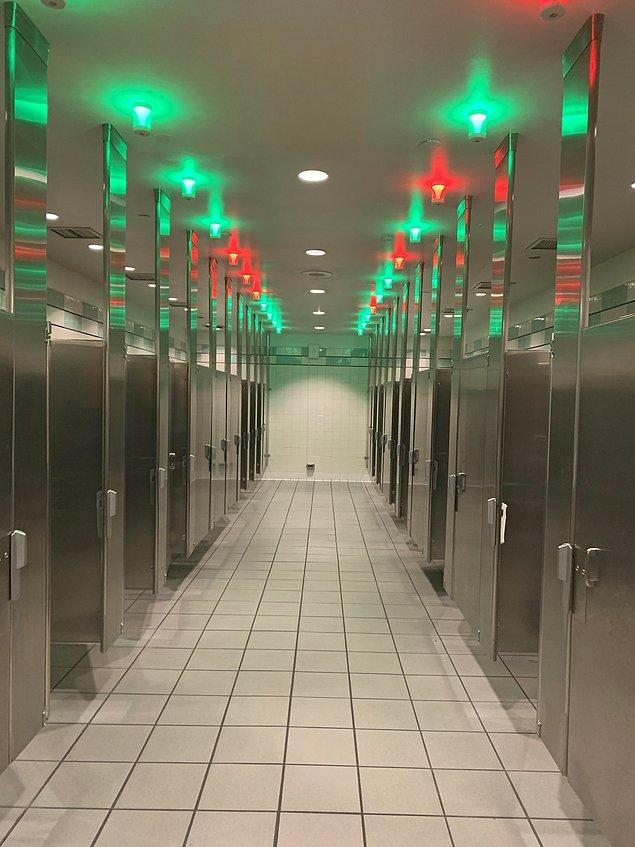 2. Bu havaalanının tuvaletlerinde hangilerinin boş olduğunu belirten ışıklar var.