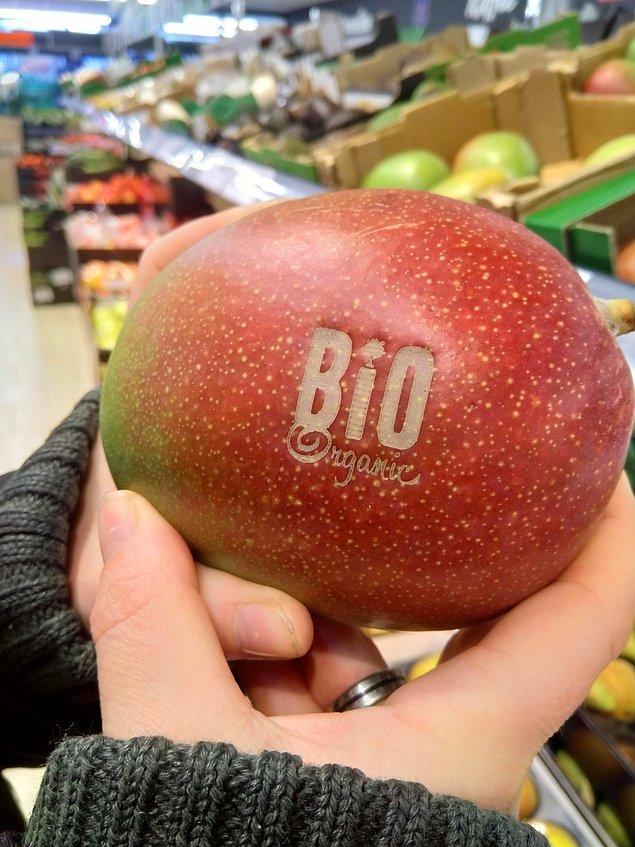 8. Bu firma plastik etiketler yapıştırmak yerine meyveleri damgalıyor.