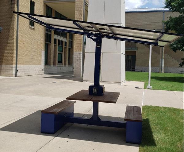 10. Bir üniversite kampüsünde şemsiye yerine kullanılan bu güneş panelleri hem gölge yapıyor hem de masadaki prizlere elektrik veriyor!