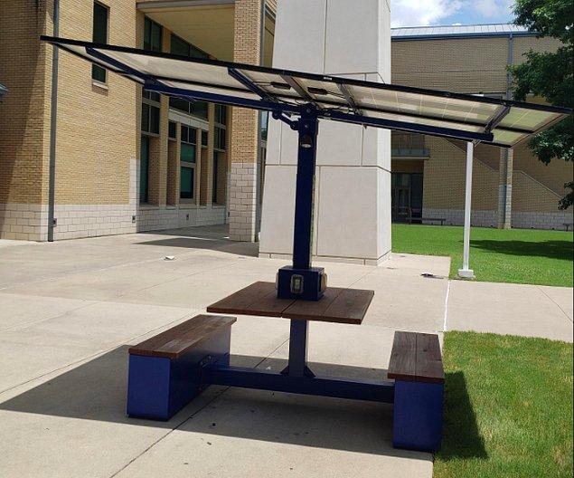 10. Bir üniversite kampüsünde şemsiye yerine kullanılan bu güneş panelleri hem gölge yapıyor hem de masadaki prizlere elektrik veriyor!
