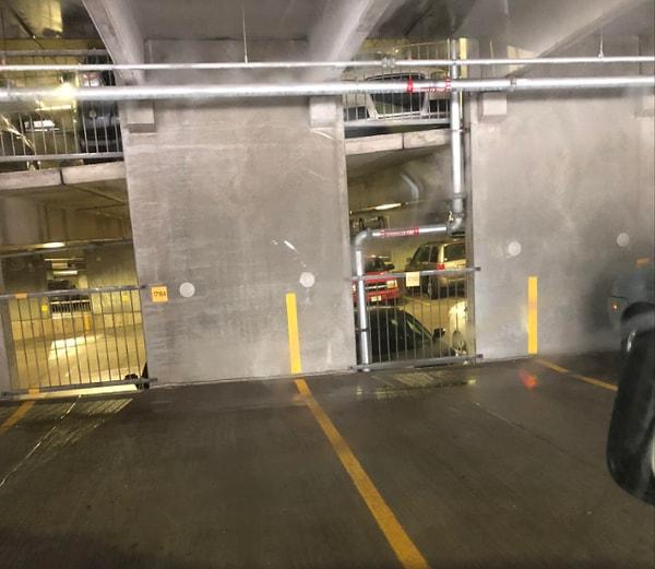 14. İnsanların park etmesine yardımcı olmak için duvara kadar çekilen sarı çizgi: