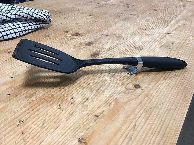 27. Bu spatulada ise yemeği karıştırdığınız kısmının tezgaha değmemesi için ufak bir aparat var.