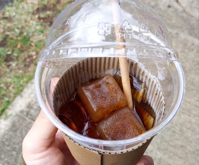 4. Bu kahvecide buzlar eridikçe kahvenin sulanmaması için kahveler dondurularak buz küpleri hallinde koyuluyor.