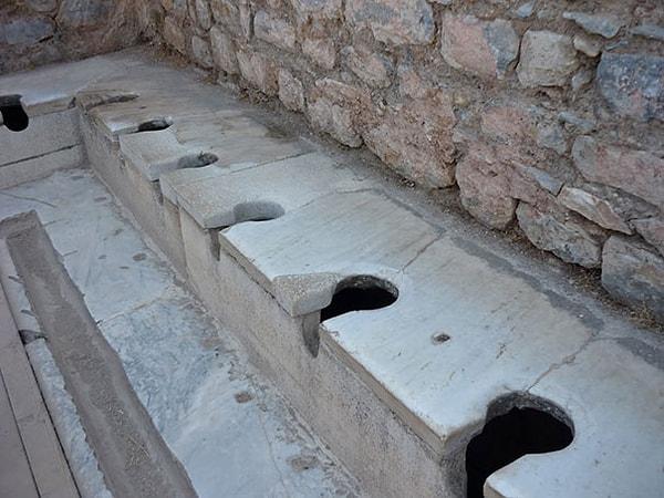 3. Arkeolojik çalışmalar sırasında bulunan ve günümüze kadar gelmiş olan en eski prezervatif bir tuvalette bulundu.