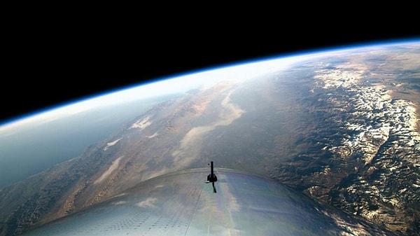 Dünyamız 100 kilometre yüksekliğe çıkan uzay aracından böyle görüntülendi.