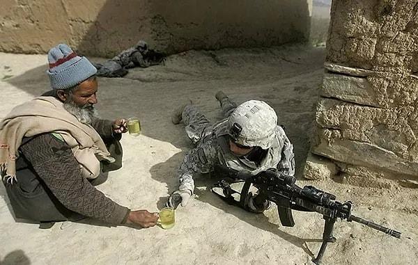 3. 2009 yılında Afganistanlı bir adam Amerikalı askere bir bardak çay veriyor.