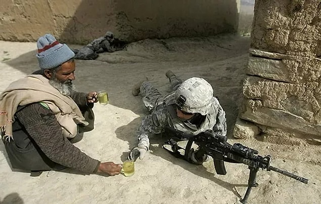 3. 2009 yılında Afganistanlı bir adam Amerikalı askere bir bardak çay veriyor.