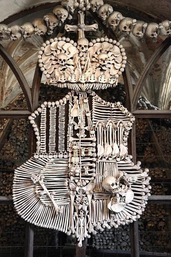 9. Çek Cumhuriyeti'ndeki Sedlec Kilisesi'nde yer alan insan kemiklerinden yapılmış bir kalkan: