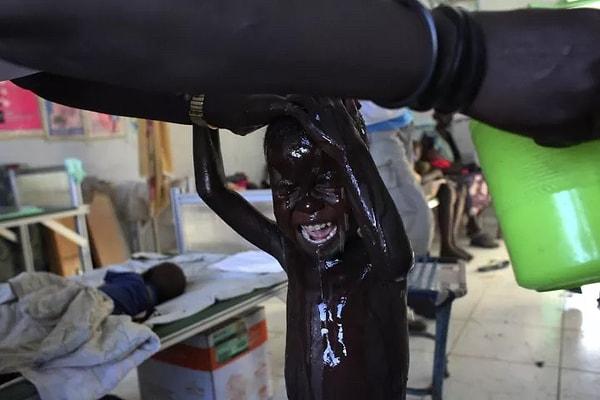 11. Güney Sudan'da evlerinden ayrılmak zorunda kalmış çocuklar banyo yapıyor.