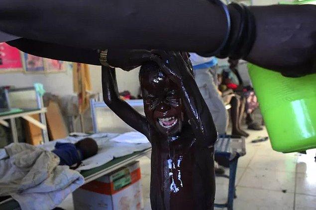 11. Güney Sudan'da evlerinden ayrılmak zorunda kalmış çocuklar banyo yapıyor.