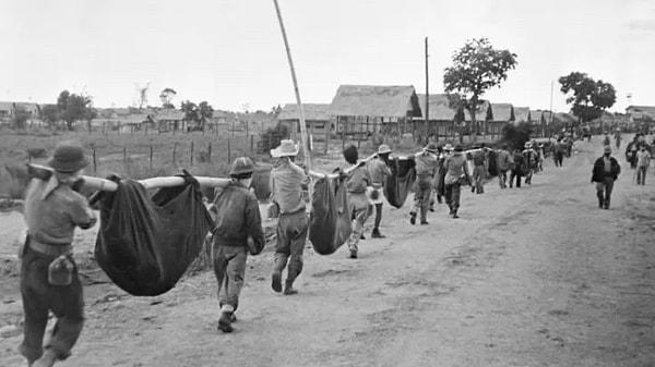 13. Savaş sonrası askerler, hayatlarını kaybetmiş yoldaşlarını taşıyor.