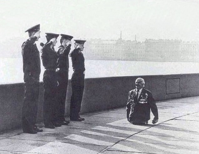 12. Sovyetler Birliği döneminde bir gazi, askerleri selamlıyor.