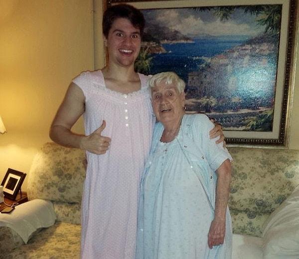 19. Tedavi aldığı için hiç sevmese de gecelik elbise giymek zorunda kaldığı babaannesine destek olmak için onunla uyumlu giyinen torunu: