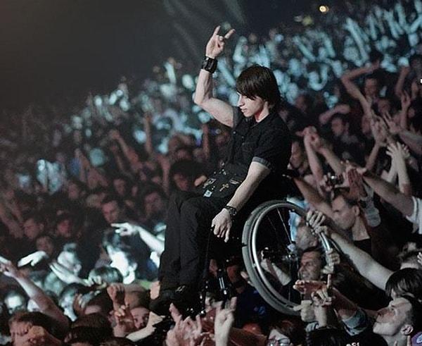 20. Moskova'da bir konserde sevdiği sanatçıyı göremeyen tekerlekli sandalyedeki hayranı, diğer izleyiciler yukarı kaldırmış.