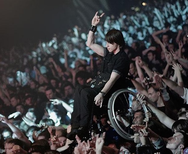 20. Moskova'da bir konserde sevdiği sanatçıyı göremeyen tekerlekli sandalyedeki hayranı, diğer izleyiciler yukarı kaldırmış.
