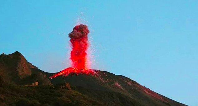 Her 15 dakikada bir volkanik patlama olan adada kalp ritminiz de haliyle hiç stabil kalamıyor diyebiliriz.