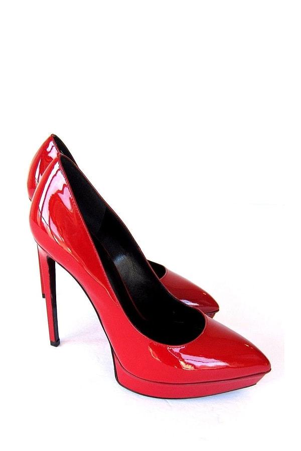 Özel gecelere Yves Saint Laurent marka bu dikkat çekici ayakkabıyla damga vurabilirsiniz! 💘