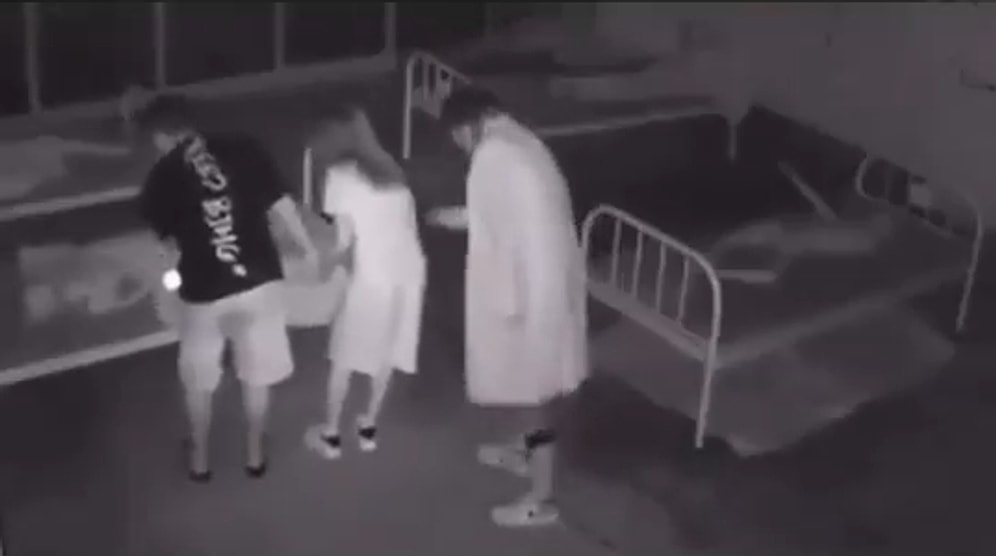 Korku Evinde Yaptığı Hareket ile İzleyenleri Kahkahaya Boğan Adam