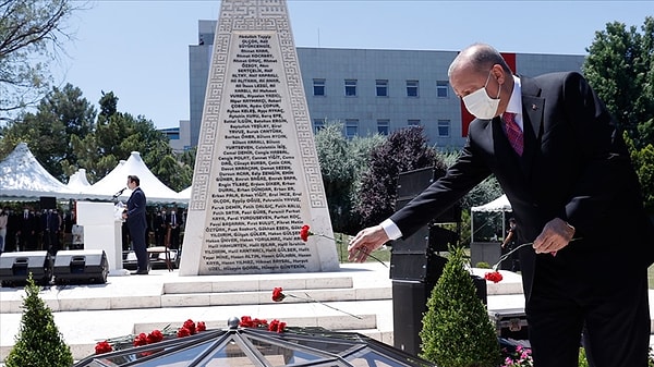 Anıta karanfil bıraktı