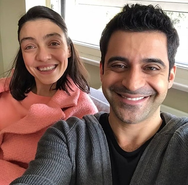 "Merve sevdiğim arkadaşım. Bu konu kapansa iyi olur, biraz garip oluyor. İhanet kesinlikle yok. Biz arkadaş olarak daha iyi anlaşıyoruz. Böyle konuşmak bile ayıp bence. Merve'nin durumu ne bilmiyorum. Bu konuları konuşmaya değmez! Merve'ye de hadsizlik etmek istemem." diyen ünlü oyuncu, çıkan ihanet iddialarını yalanladı!