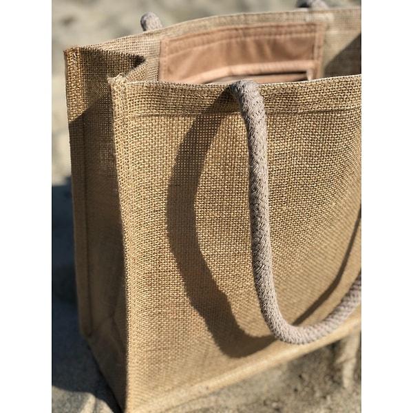 7. Şık bir plaj çantası olmadan tamamlanmış bir plaj stiline sahip olamayacağınızı hatırlatmak isteriz. 🙄