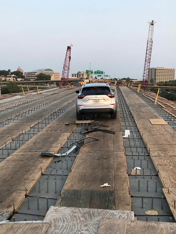 7. Он решил проехать через барьеры на мосту, который еще строят. Эти шпильки разорвали его ходовую часть в клочья